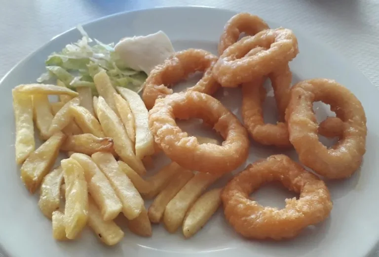 Aros de Calamar con patatas y alioli
