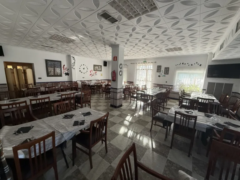Zona interior del restaurante la paella