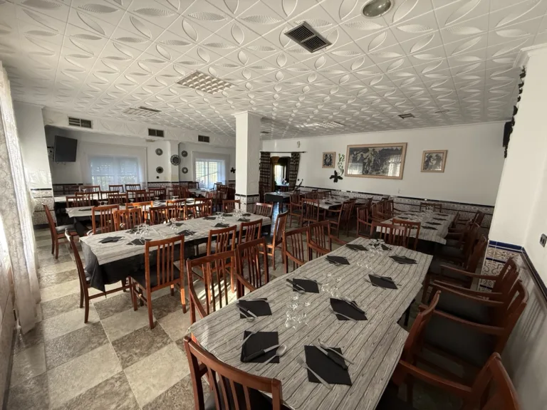 Zona interior del restaurante la paella