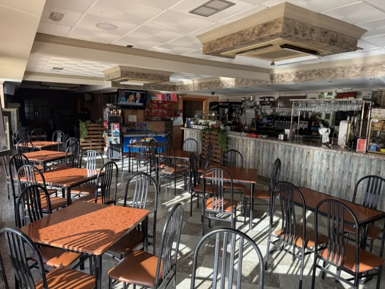 Zona interior del restaurante la paella