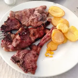 Carne a la plancha con patatas
