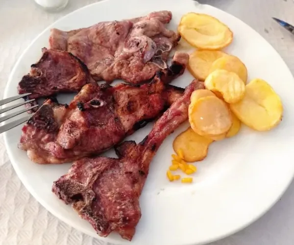 Carne a la plancha con patatas