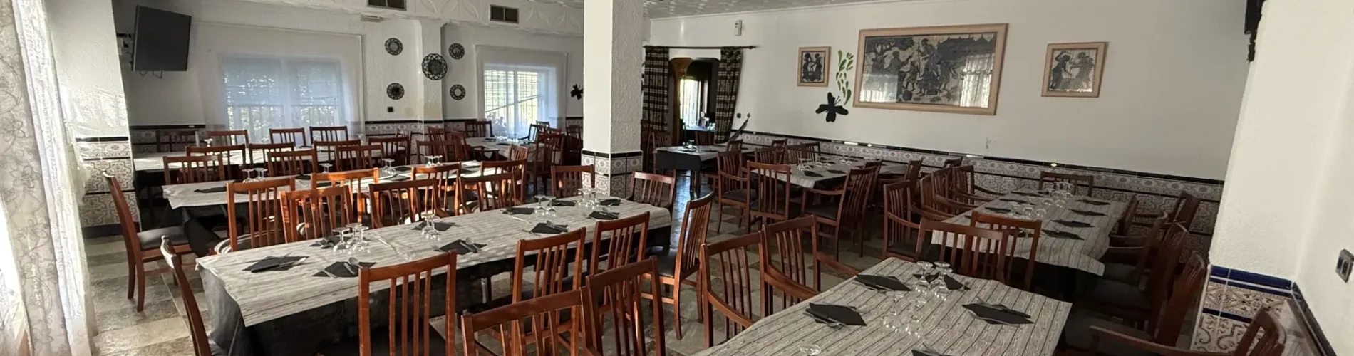 Zona interior del restaurante la paella